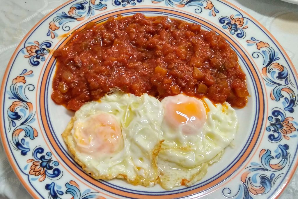 Pisto manchego con huevos de corral. La Teja. Despeñaperros